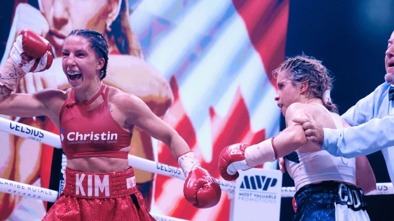 Kim Clavel побеждает и поднимается в рейтинге весовой категории соломинки.