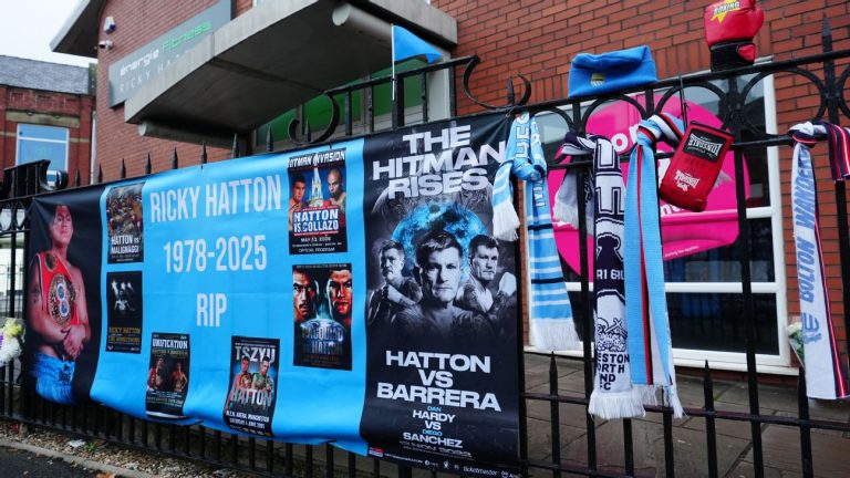 Траур на похоронах Рикки Хаттона: Тысячи скорбят по боксеру в Манчестере.